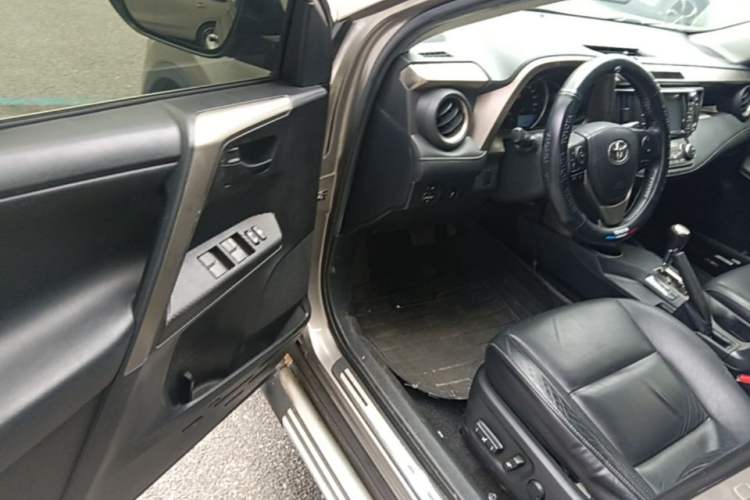 Used Toyota RAV4 2015 2.5L Automatic 4x4 Elite Edition Driver Seat