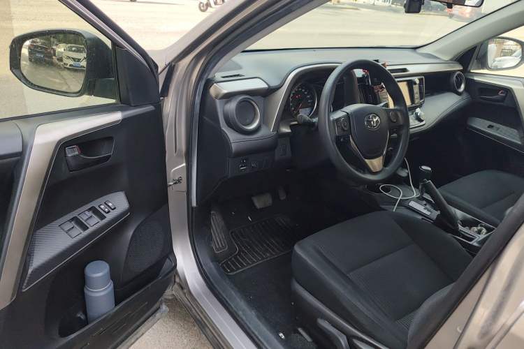 Used Toyota RAV4 2015 2.0L CVT Two-Wheel Drive Fashion Edition Driver Seat