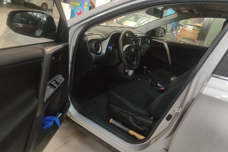 Used Toyota RAV4 2015 2.0L CVT Two-Wheel Drive Fashion Edition Driver Seat