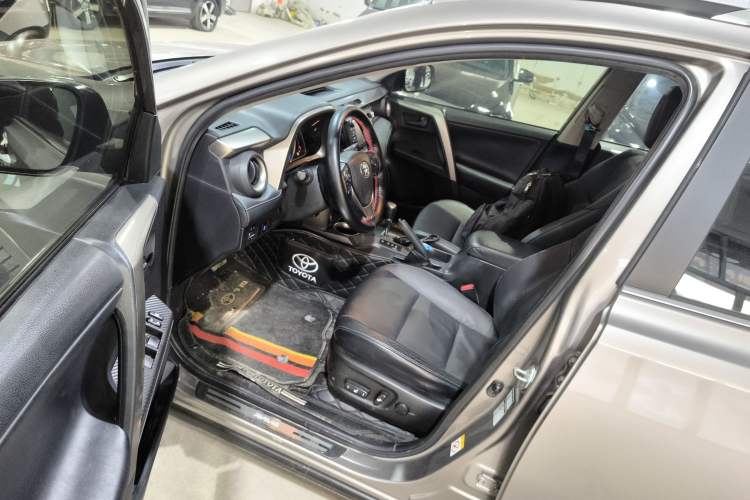 Used Toyota RAV4 2015 2.5L Automatic 4x4 Elite Edition Driver Seat