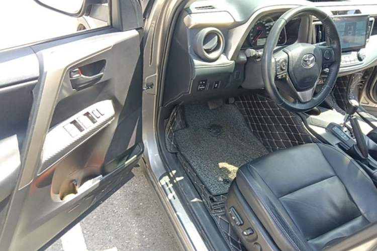Used Toyota RAV4 2015 2.5L Automatic 4x4 Elite Edition Driver Seat