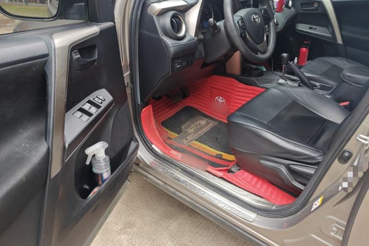 Used Toyota RAV4 2015 2.0L CVT Two-Wheel Drive Fashion Edition Driver Seat