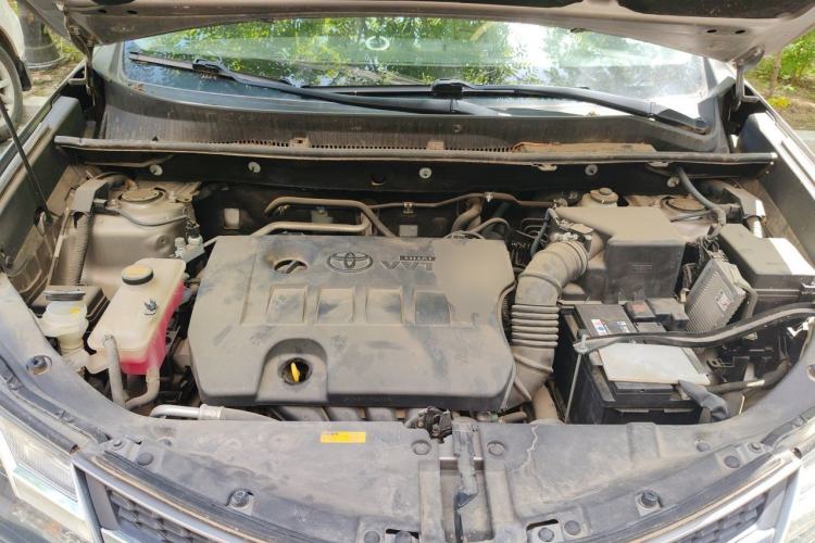 Used Toyota RAV4 2015 2.0L CVT Two-Wheel Drive Fashion Edition Engine Bay