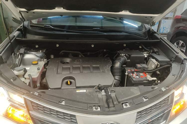 Used Toyota RAV4 2015 2.0L CVT Two-Wheel Drive Fashion Edition Engine Bay