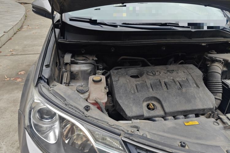 Used Toyota RAV4 2015 2.0L CVT Two-Wheel Drive Fashion Edition Engine Bay Right