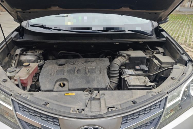 Used Toyota RAV4 2015 2.0L CVT Two-Wheel Drive Fashion Edition Engine Bay