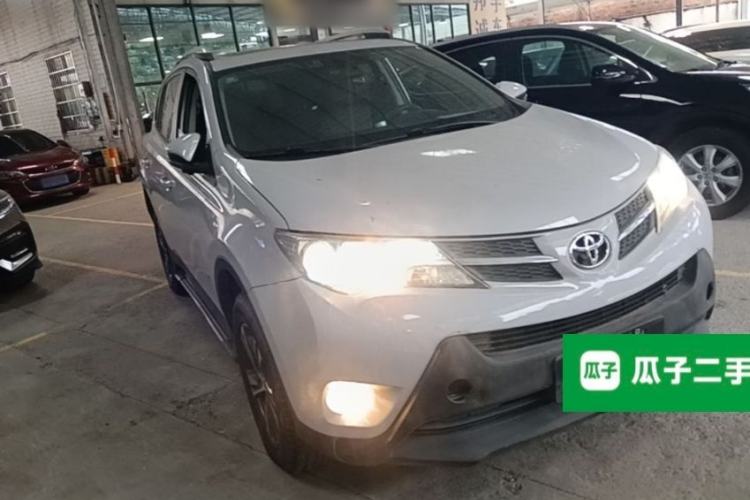 Used Toyota RAV4 2015 2.0L CVT Two-Wheel Drive Fashion Edition Front Right 45 Deg