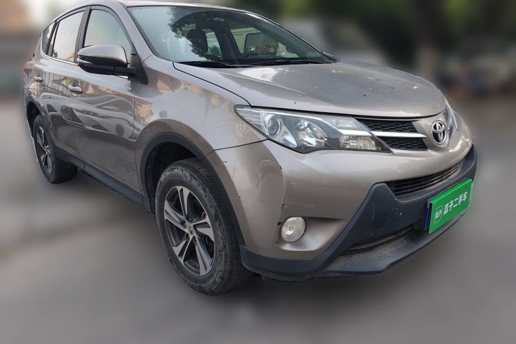 Used Toyota RAV4 2015 2.0L CVT Two-Wheel Drive Fashion Edition Front Right 45 Deg