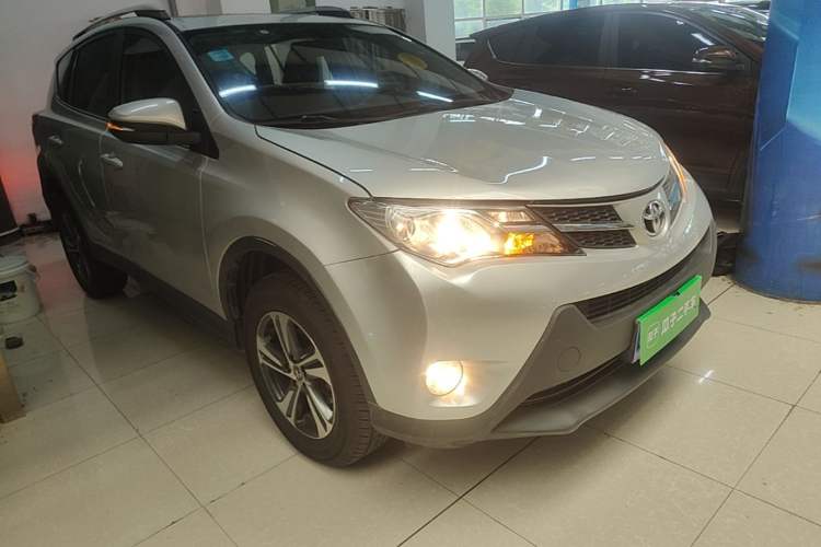 Used Toyota RAV4 2015 2.0L CVT Two-Wheel Drive Fashion Edition Front Right 45 Deg