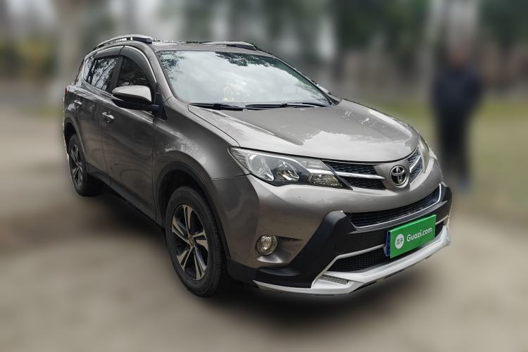 Used Toyota RAV4 2015 2.0L CVT Two-Wheel Drive Fashion Edition Front Right 45 Deg