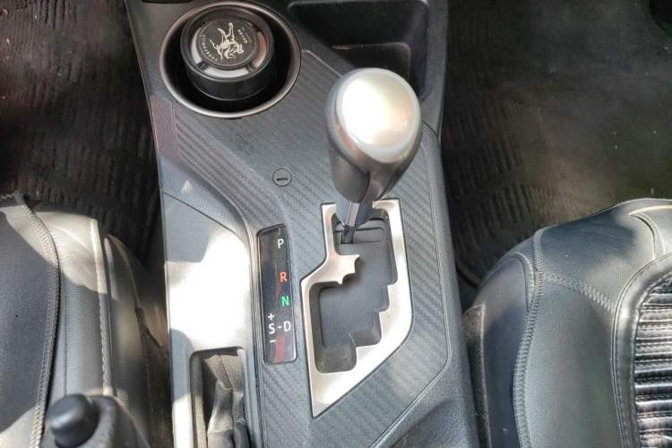 Used Toyota RAV4 2015 2.5L Automatic 4x4 Elite Edition Gear Lever
