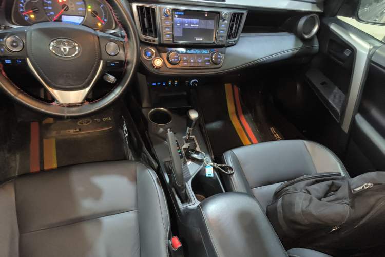 Used Toyota RAV4 2015 2.5L Automatic 4x4 Elite Edition Gear Lever