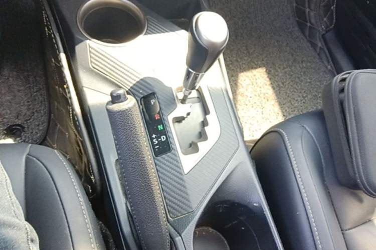 Used Toyota RAV4 2015 2.5L Automatic 4x4 Elite Edition Gear Lever