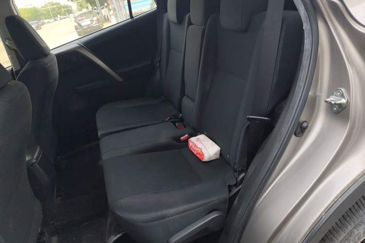 Used Toyota RAV4 2015 2.0L CVT Two-Wheel Drive Fashion Edition Left Rear Seat