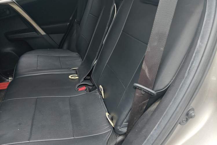 Used Toyota RAV4 2015 2.0L CVT Two-Wheel Drive Fashion Edition Left Rear Seat