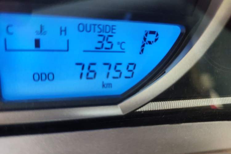 Used Toyota RAV4 2015 2.0L CVT Two-Wheel Drive Fashion Edition Odometer Close Up