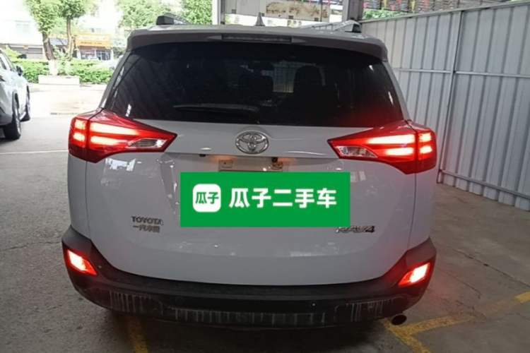 Used Toyota RAV4 2015 2.0L CVT Two-Wheel Drive Fashion Edition Rear