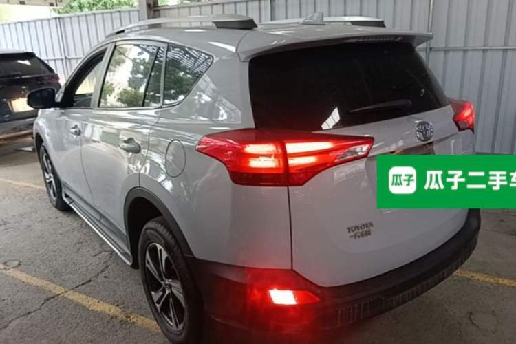 Used Toyota RAV4 2015 2.0L CVT Two-Wheel Drive Fashion Edition Rear Left 45 Deg