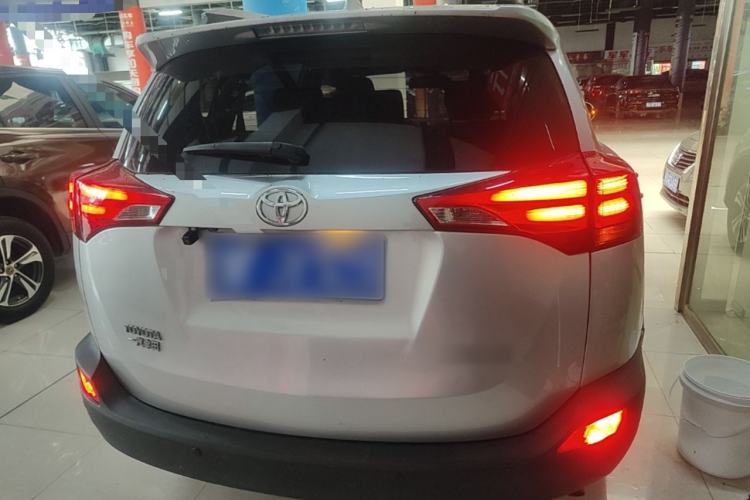 Used Toyota RAV4 2015 2.0L CVT Two-Wheel Drive Fashion Edition Rear