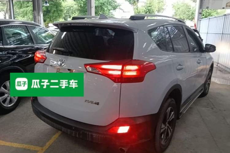 Used Toyota RAV4 2015 2.0L CVT Two-Wheel Drive Fashion Edition Rear Right 45 Deg