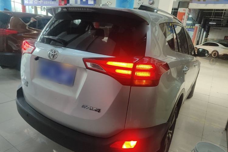Used Toyota RAV4 2015 2.0L CVT Two-Wheel Drive Fashion Edition Rear Right 45 Deg