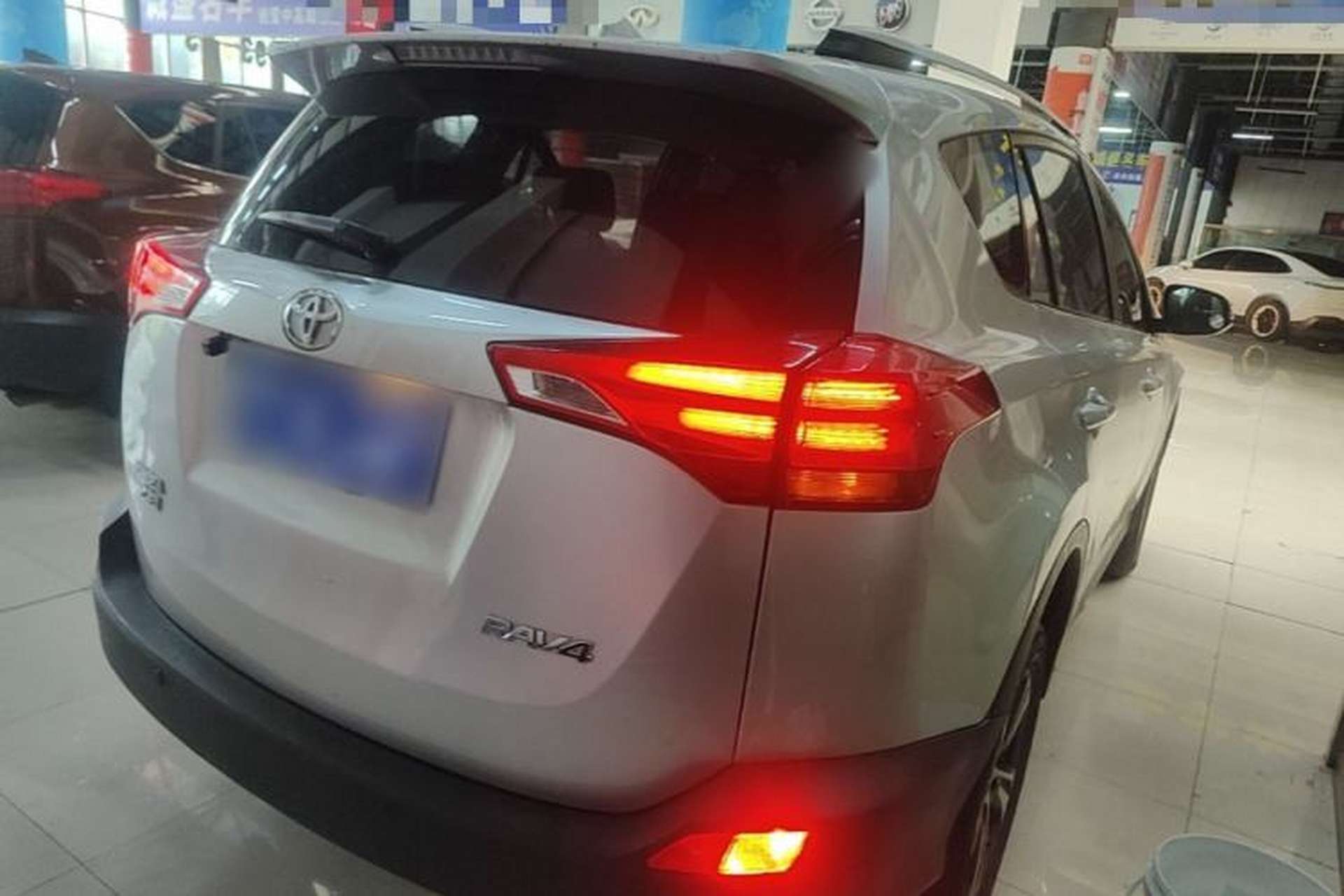Used Toyota RAV4 2015 2.0L CVT Two-Wheel Drive Fashion Edition Rear Right 45 Deg