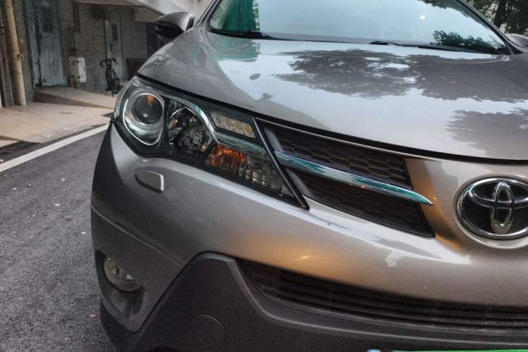 Used Toyota RAV4 2015 2.5L Automatic 4x4 Elite Edition Right Front Headlight