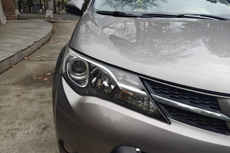 Used Toyota RAV4 2015 2.0L CVT Two-Wheel Drive Fashion Edition Right Front Headlight