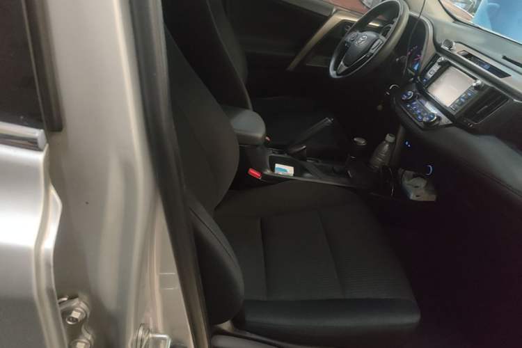 Used Toyota RAV4 2015 2.0L CVT Two-Wheel Drive Fashion Edition Right Front Seat
