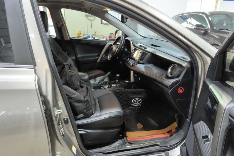 Used Toyota RAV4 2015 2.5L Automatic 4x4 Elite Edition Right Front Seat