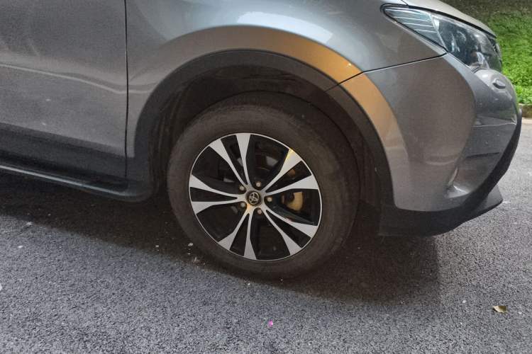 Used Toyota RAV4 2015 2.5L Automatic 4x4 Elite Edition Right Front Wheel Hub