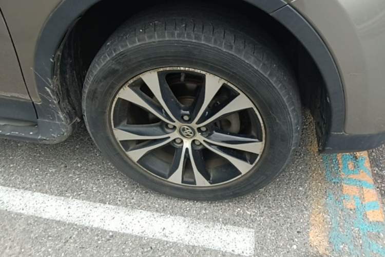 Used Toyota RAV4 2015 2.5L Automatic 4x4 Elite Edition Right Front Wheel Hub