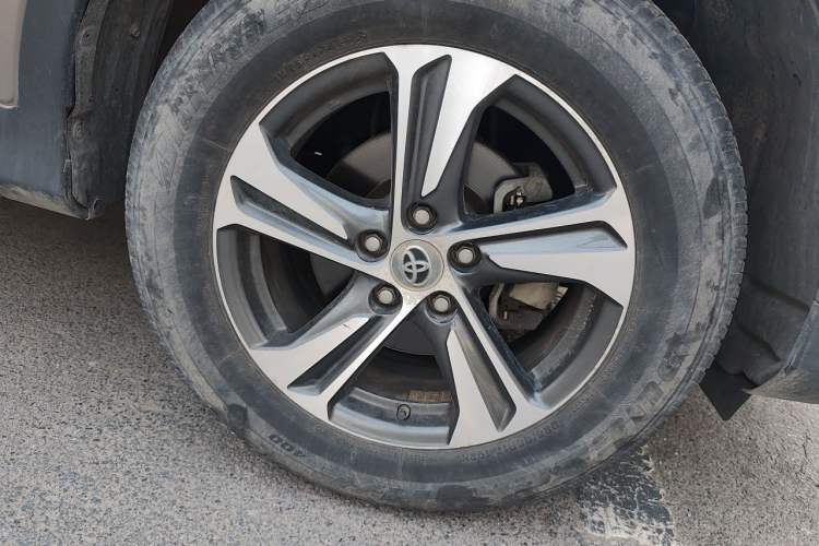 Used Toyota RAV4 2015 2.0L CVT Two-Wheel Drive Fashion Edition Right Front Wheel Hub