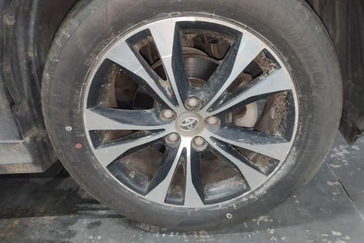 Used Toyota RAV4 2015 2.5L Automatic 4x4 Elite Edition Right Front Wheel Hub