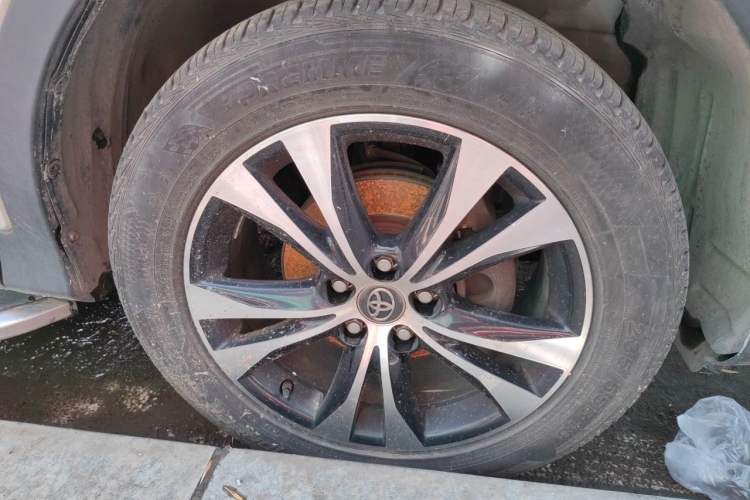 Used Toyota RAV4 2015 2.5L Automatic 4x4 Elite Edition Right Front Wheel Hub