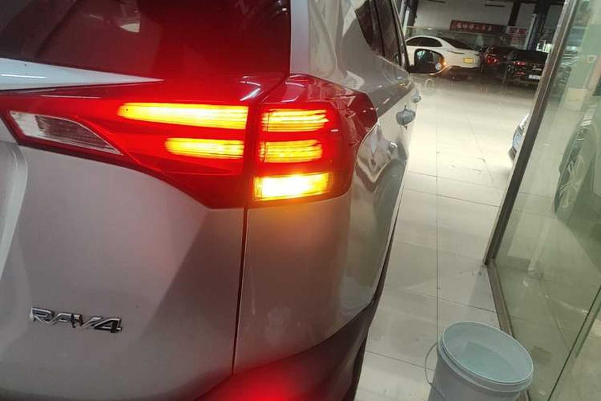 Used Toyota RAV4 2015 2.0L CVT Two-Wheel Drive Fashion Edition Right Rear Taillight