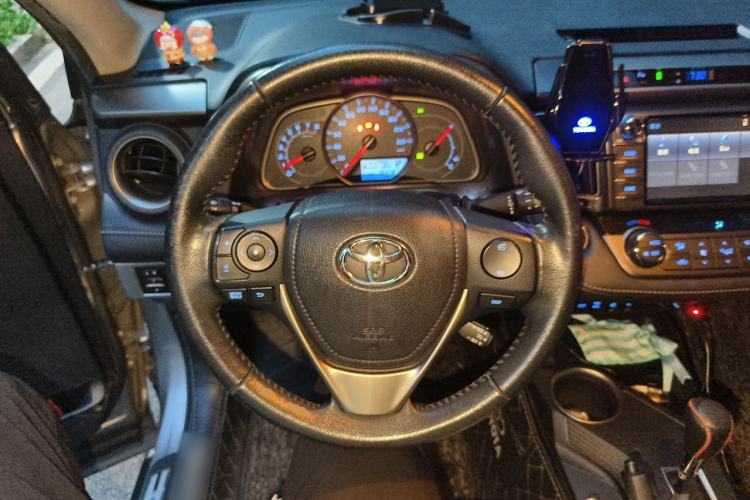 Used Toyota RAV4 2015 2.5L Automatic 4x4 Elite Edition Steering Wheel