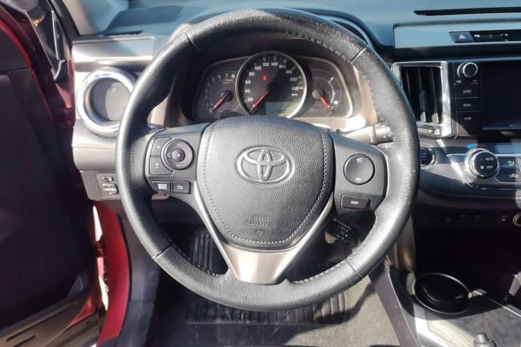 Used Toyota RAV4 2015 2.5L Automatic 4x4 Elite Edition Steering Wheel