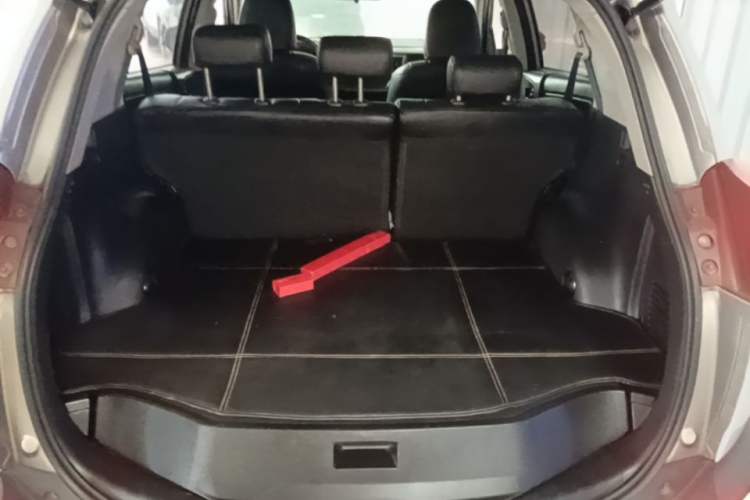 Used Toyota RAV4 2015 2.0L CVT Two-Wheel Drive Fashion Edition Trunk
