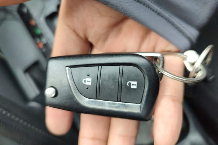 Used Toyota RAV4 2015 2.0L CVT Two-Wheel Drive Fashion Edition Vehicle Key