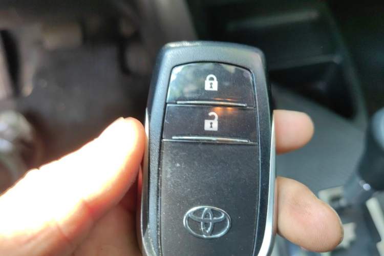 Used Toyota RAV4 2015 2.5L Automatic 4x4 Elite Edition Vehicle Key