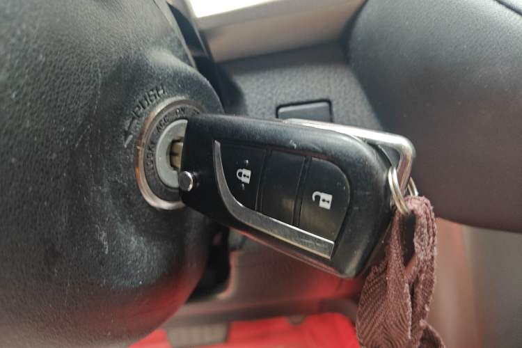 Used Toyota RAV4 2015 2.0L CVT Two-Wheel Drive Fashion Edition Vehicle Key