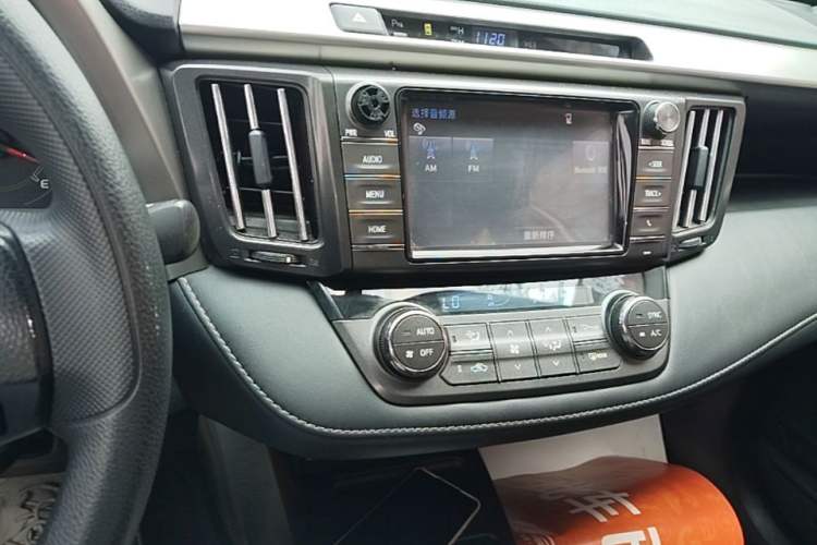 Used Toyota RAV4 2015 2.0L CVT Two-Wheel Drive Fashion Edition Audio And AC Panel