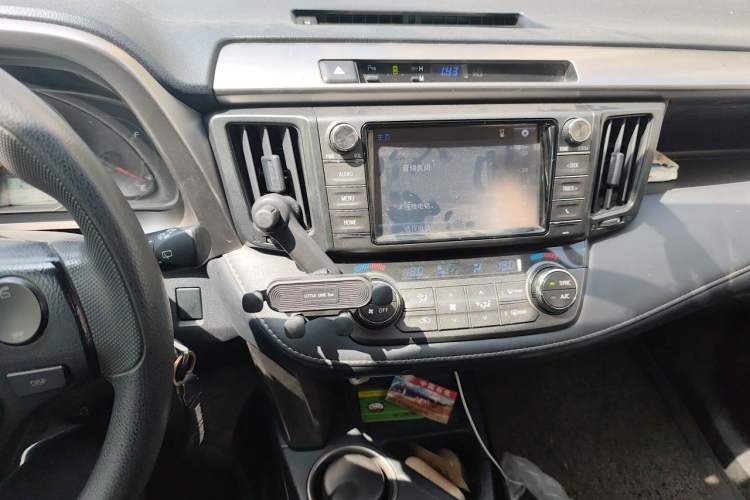 Used Toyota RAV4 2015 2.0L CVT Two-Wheel Drive Fashion Edition Audio And AC Panel