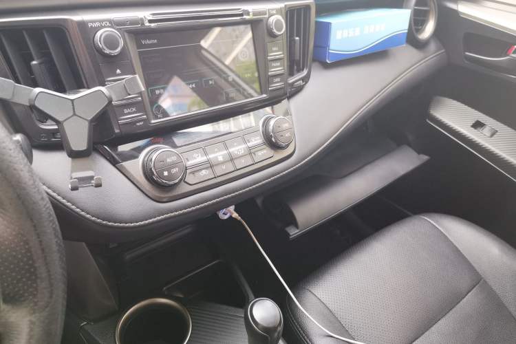 Used Toyota RAV4 2015 2.0L CVT Two-Wheel Drive Fashion Edition Audio And AC Panel