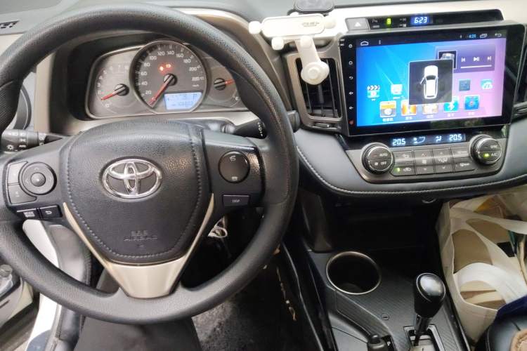 Used Toyota RAV4 2015 2.0L CVT Two-Wheel Drive Fashion Edition Audio And AC Panel