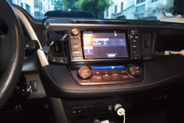 Used Toyota RAV4 2015 2.0L CVT Two-Wheel Drive Fashion Edition Audio And AC Panel