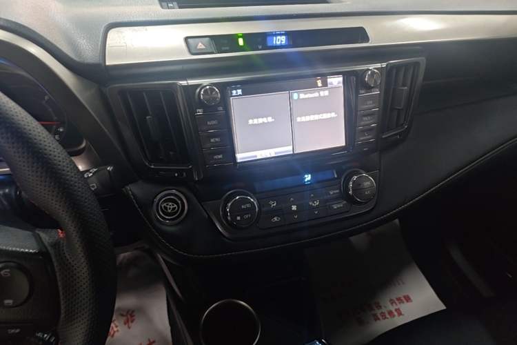 Used Toyota RAV4 2015 2.5L Automatic 4x4 Elite Edition Audio And AC Panel