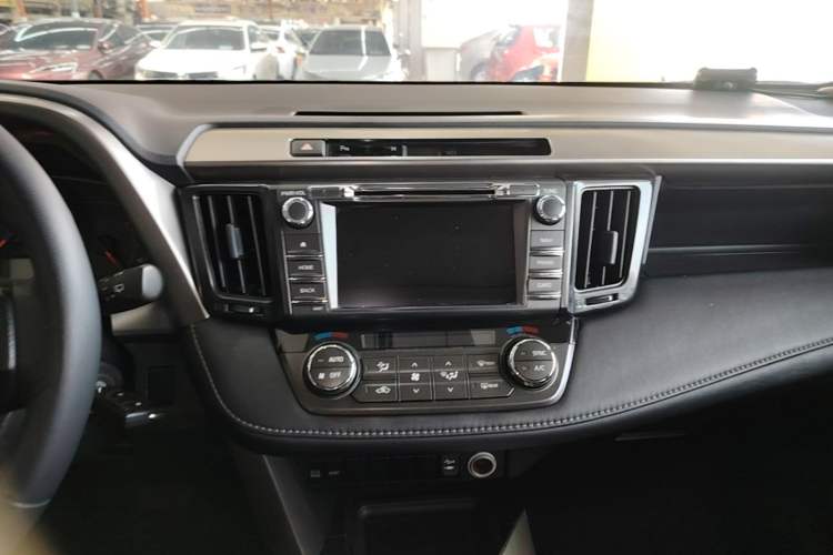 Used Toyota RAV4 2015 2.0L CVT Two-Wheel Drive Fashion Edition Audio And AC Panel