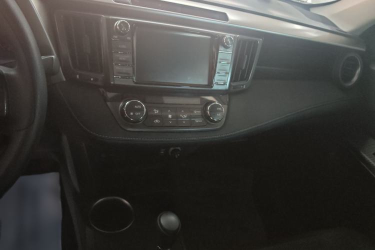 Used Toyota RAV4 2015 2.0L CVT Two-Wheel Drive Fashion Edition Audio And AC Panel